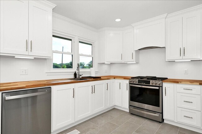 Building Photo - 810 7th Ave SE