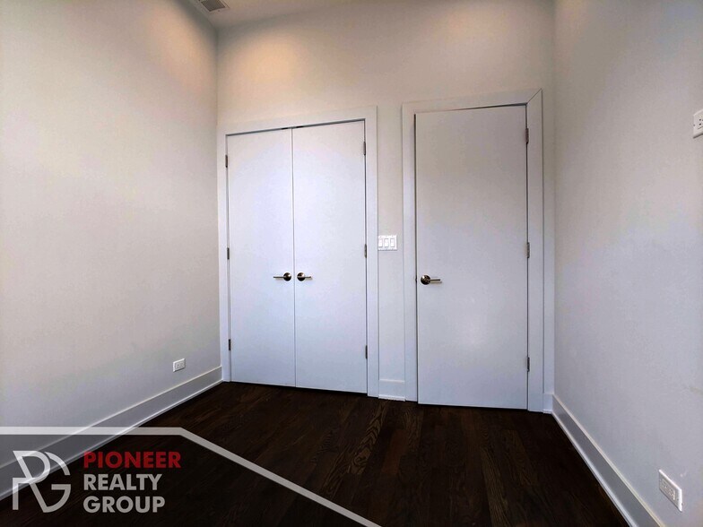 Building Photo - 2120 W Belmont Ave