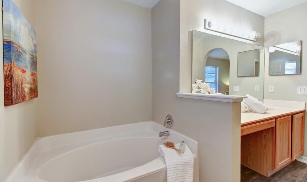 Building Photo - 90 Reeding Ridge Dr E