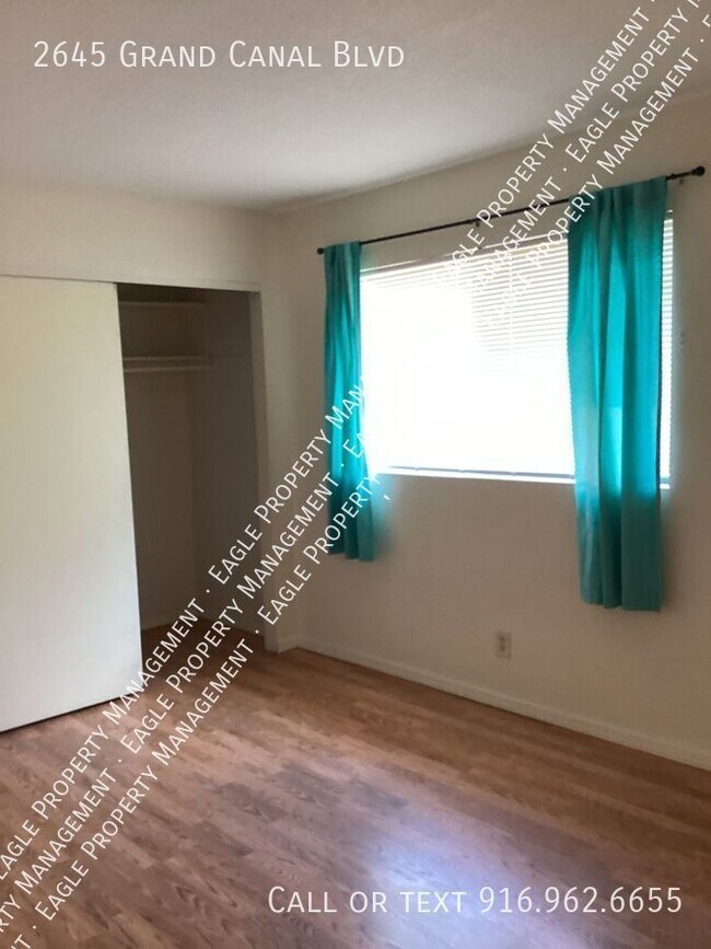 Building Photo - Nicely Updated Duplex