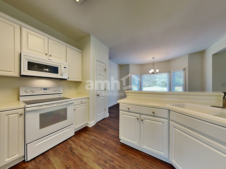 Building Photo - 2402 Clovelly Ct
