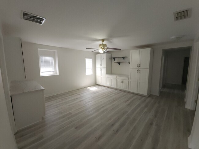 Building Photo - Stunning 4-Bedroom, 2.5-Bathroom Home with...