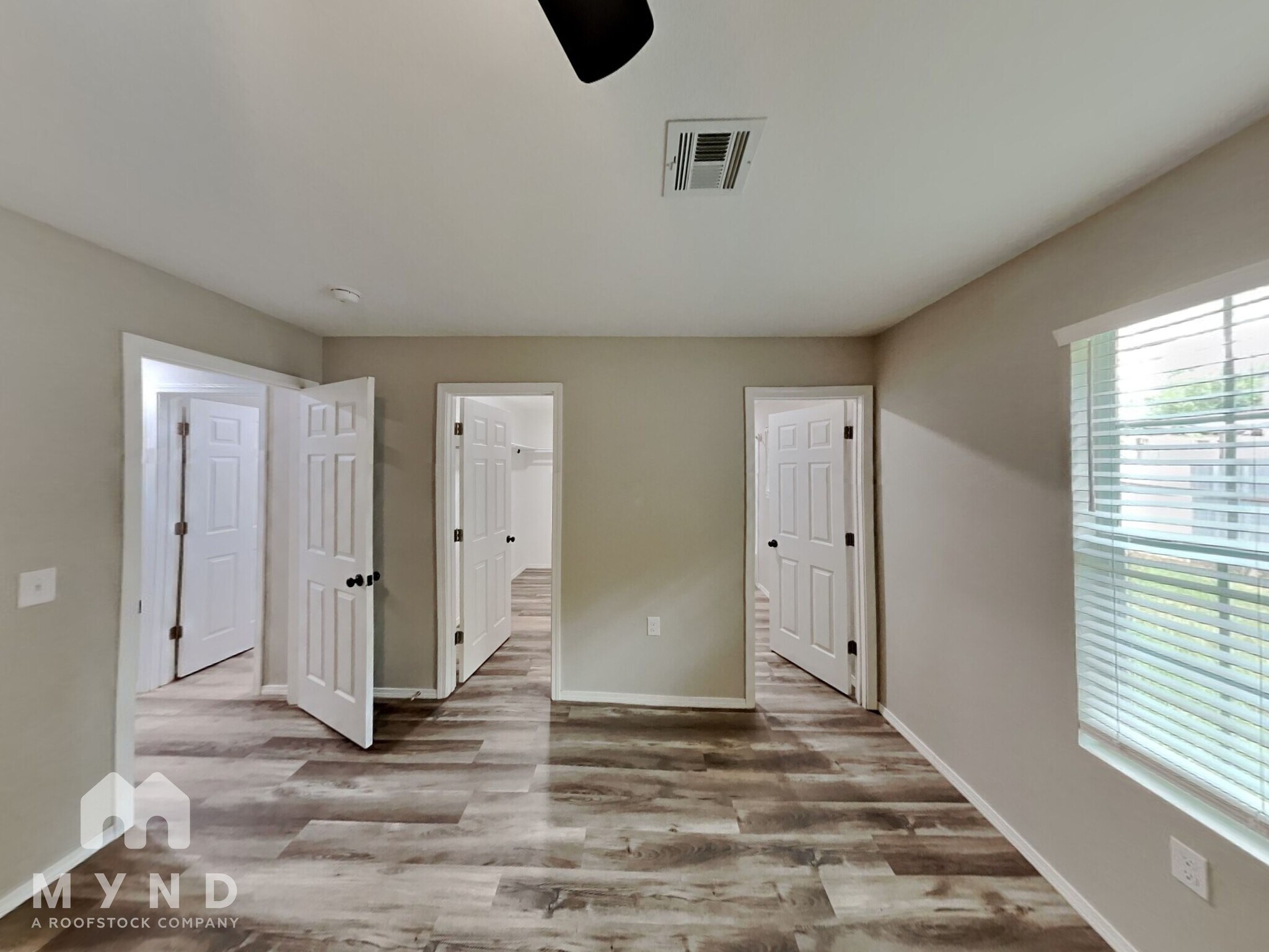 Building Photo - 3212 E Noble Dr