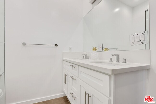 Building Photo - 809 N W Knoll Dr