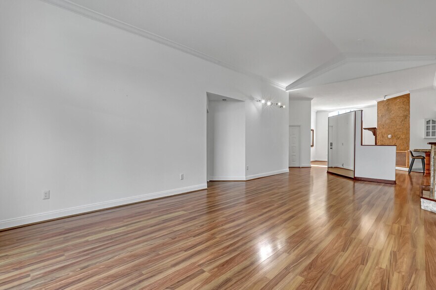 Building Photo - 6817 Barnwell Dr