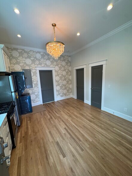 Building Photo - 688 King St