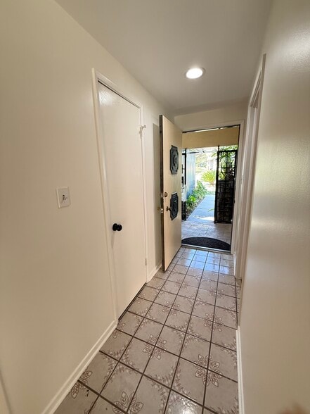 Building Photo - 1220 Crest Vista Dr