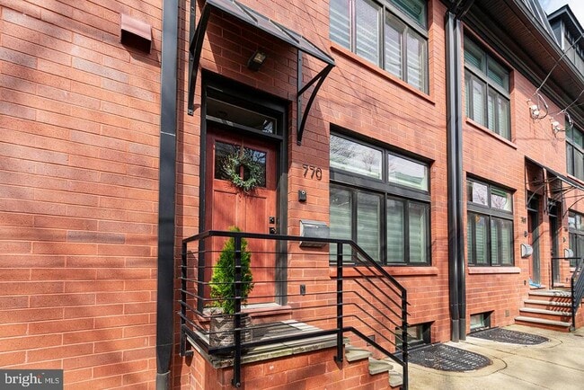 Building Photo - 770 Dorrance St