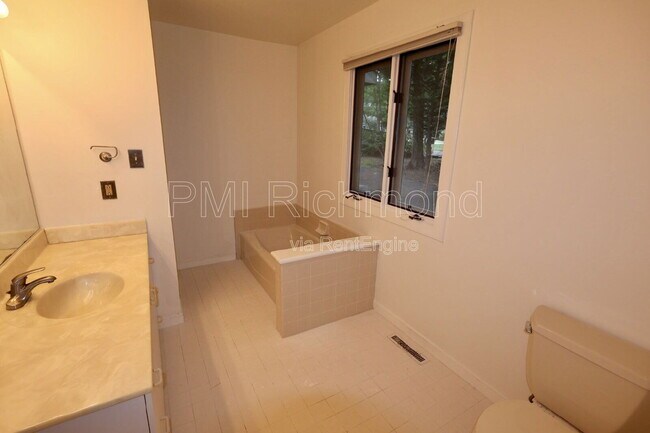 Building Photo - 11418 Hardwood Dr