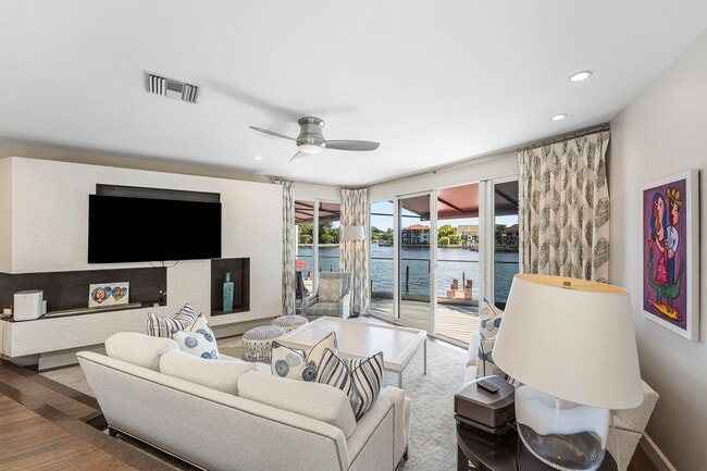 Building Photo - 811 Palm Trail