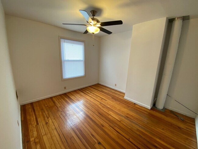 Building Photo - 2205 Waldeck Ave