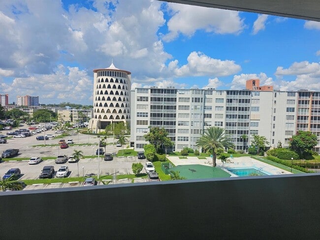 Building Photo - 1780 NE 191st St