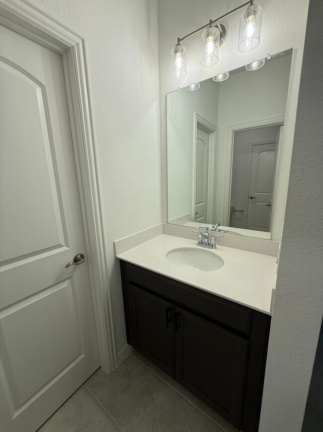 Building Photo - 5 Bedroom, Great Price!