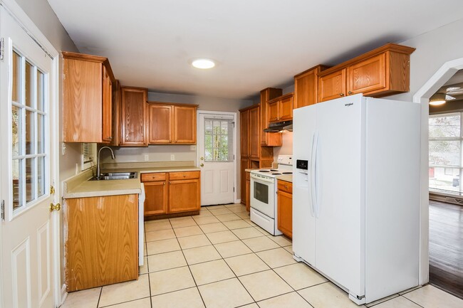 Building Photo - Gorgeous 3BR Home with Covered Parking in Prime Kennesaw Location