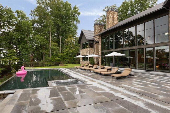 Building Photo - 725 Rocky Point Dr