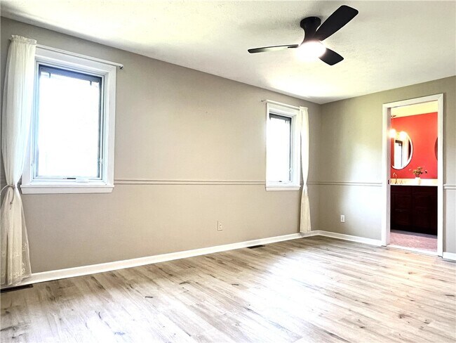 Building Photo - 3 Treetop Dr