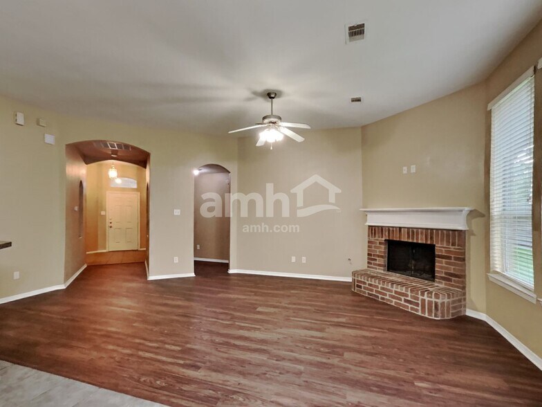 Building Photo - 113 Heritage Oaks Dr