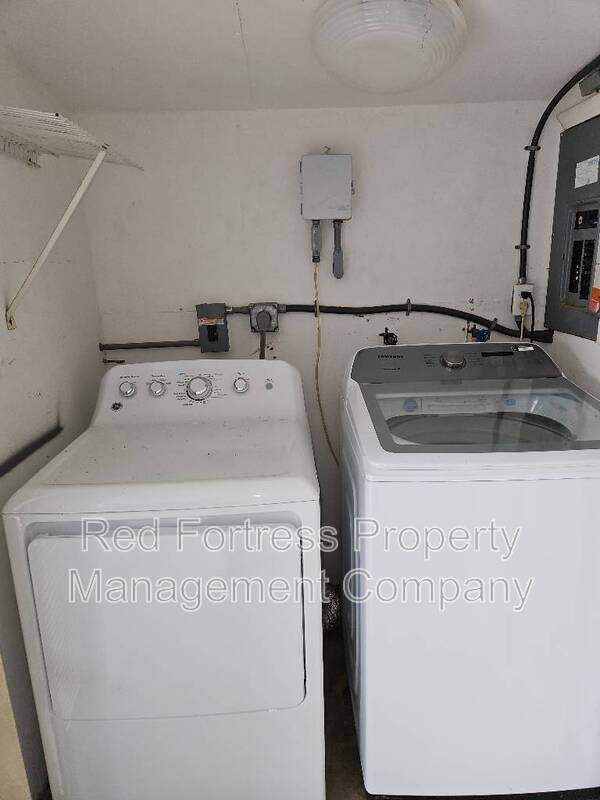 Building Photo - 1661 Manor Ave