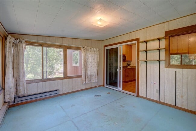 Building Photo - Move in Ready Hill Farms Ranch!