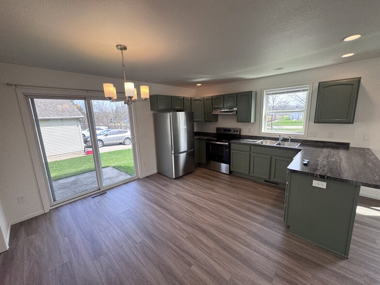 Building Photo - 629 E Pine St