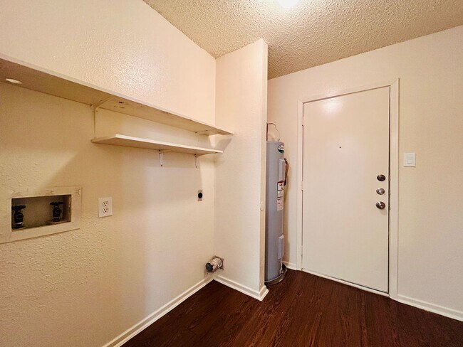 Building Photo - 8802 Pineridge Dr
