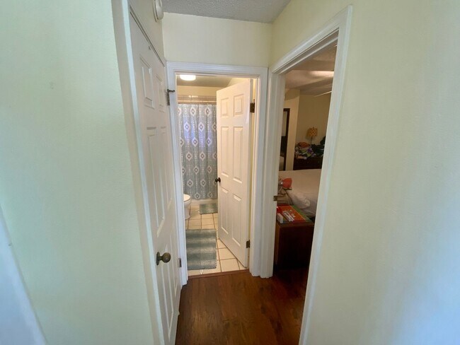 Building Photo - 3/2 House W/ 1/1 Cottage