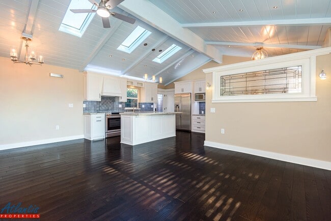 Building Photo - Gorgeous Home | Remodeled | Desirable Location