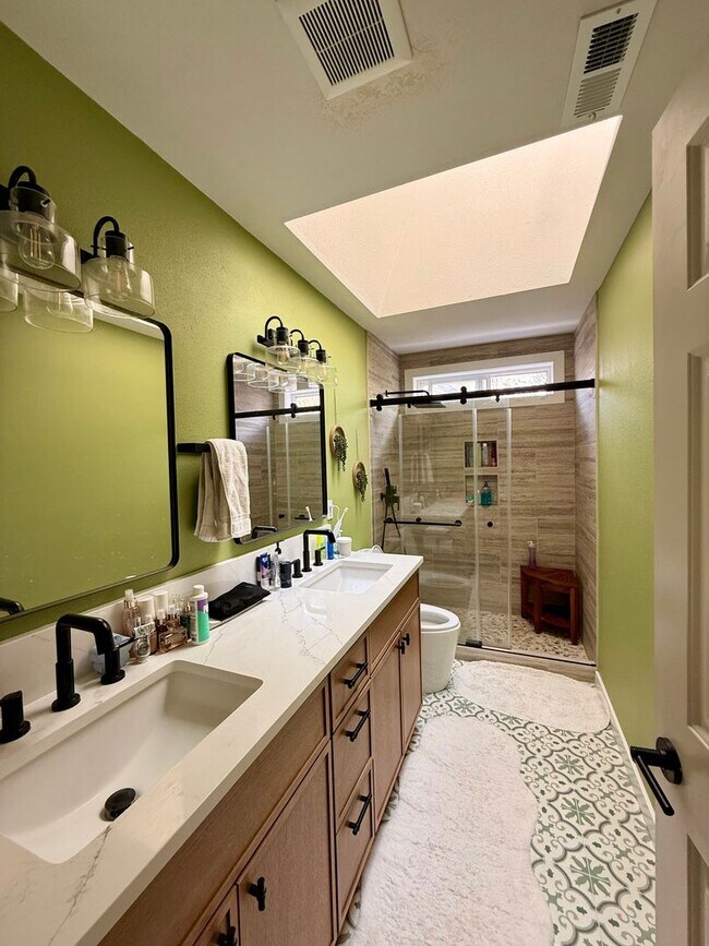 Building Photo - Beautifully Renovated 5 Bed + Bonus Room Home in Forest Heights with a Wrap-Around Porch, Designe...