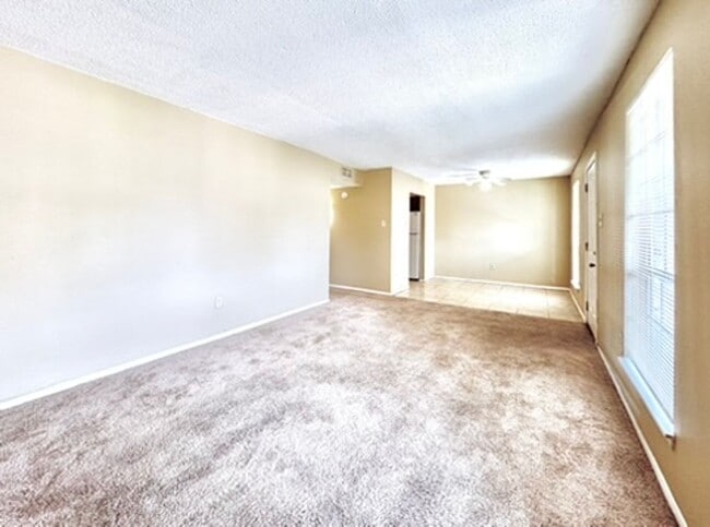 Building Photo - 2 Bedroom Upstairs Condo Located off Perki...