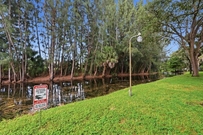 Building Photo - 430 Commodore Dr