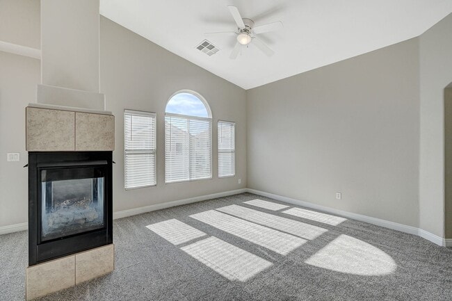 Building Photo - Charming Two-bedroom townhouse in Northwest