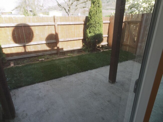 Building Photo - Sulbri04-102/104/106 Rice LN