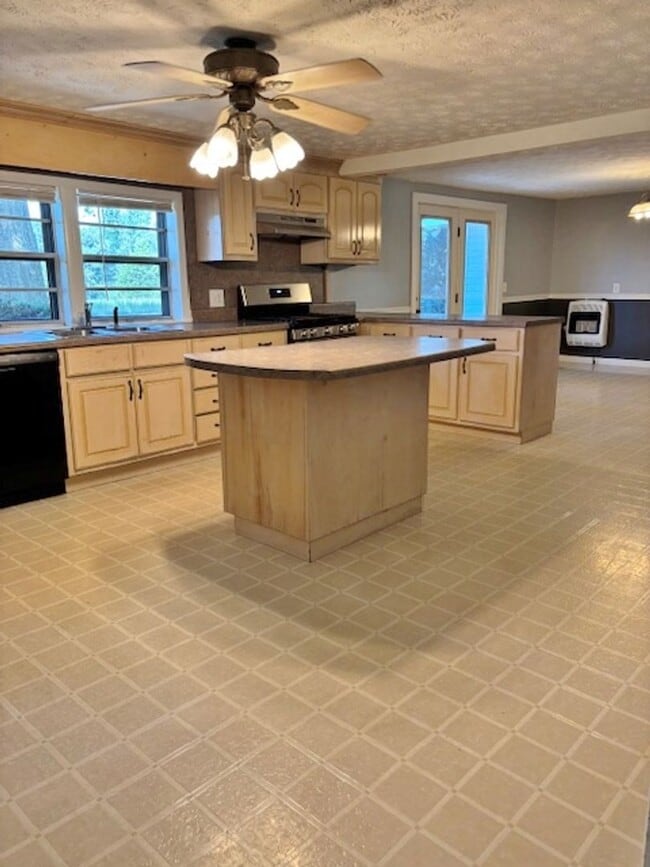 Building Photo - 3 Bedroom, 2 Bath home.