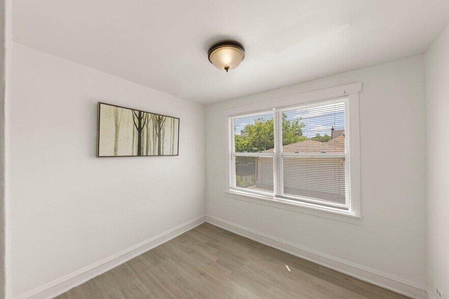 Building Photo - 636 S 19th Ave