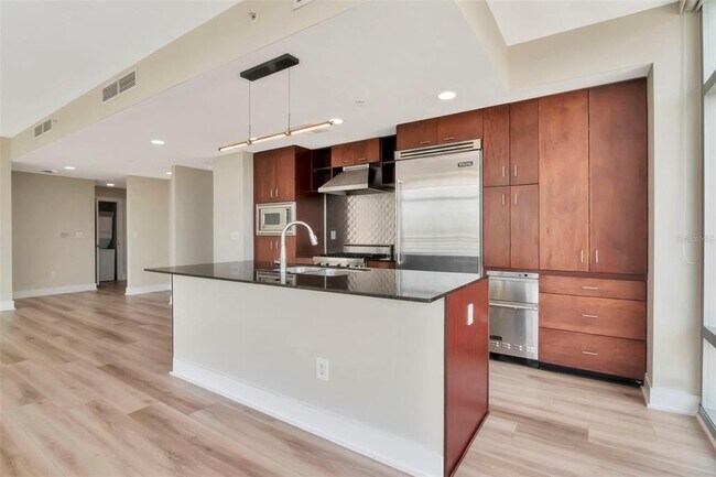 Building Photo - 1208 E Kennedy Blvd