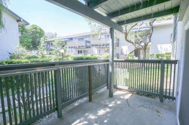 Building Photo - San Ramon Gardens Condo - 2 Bed and 1 Bath...