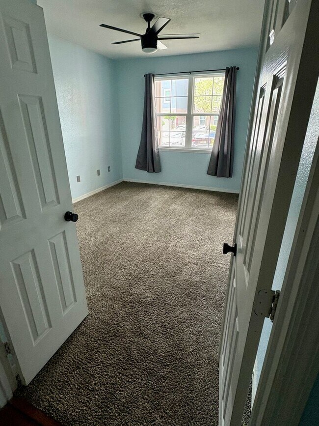 Building Photo - AVAILABLE NOW: First-floor 2-bedroom, 1-bath condo in Gated Community