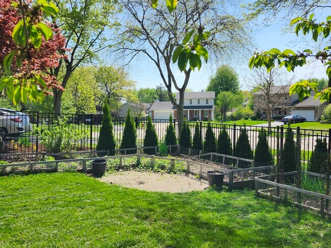 Building Photo - 301 Oakbrook Ct