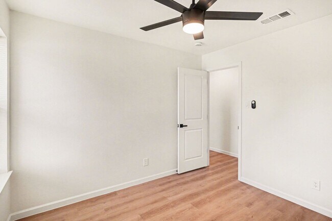 Building Photo - Move In Ready Home with Modern Updates Throughout