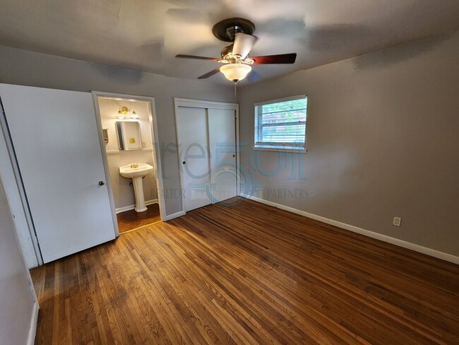 Building Photo - Wonderful 3BR/1.5BA Just a few blocks away...