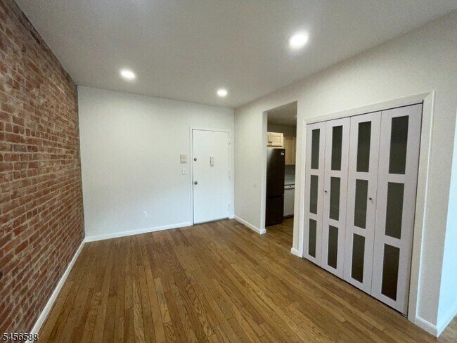 Building Photo - 6 E Blackwell St