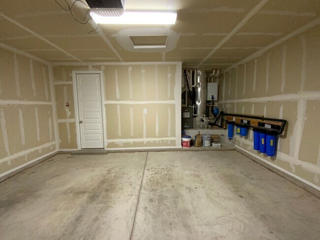 Building Photo - 4 Bedroom Single Story Home Available Near...