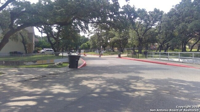 Building Photo - Townhouse near Medical Center in Gated Community