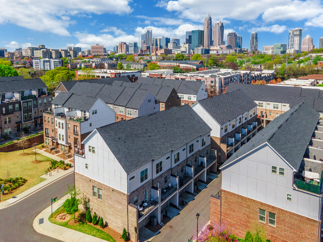 Building Photo - 15040 New Amsterdam Ln