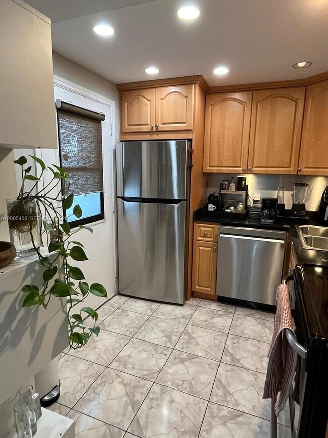 Building Photo - 3475 N Country Club Dr