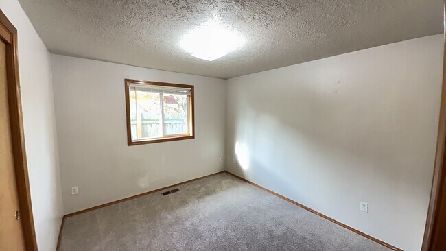 Building Photo - 3 Bedroom 1.5 Bath Home Fenced Yard, Shed & Garage