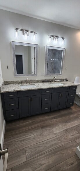 Master bathroom - 10925 Red Dragon Ln