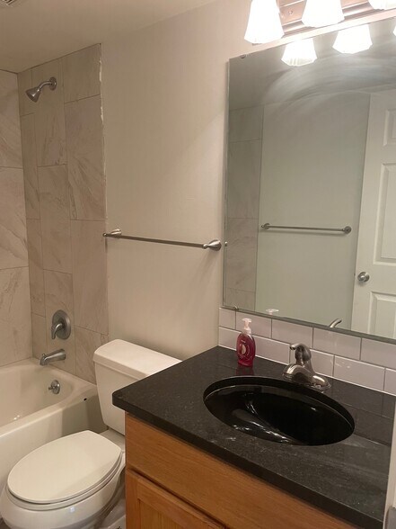 Building Photo - 935 Washington St