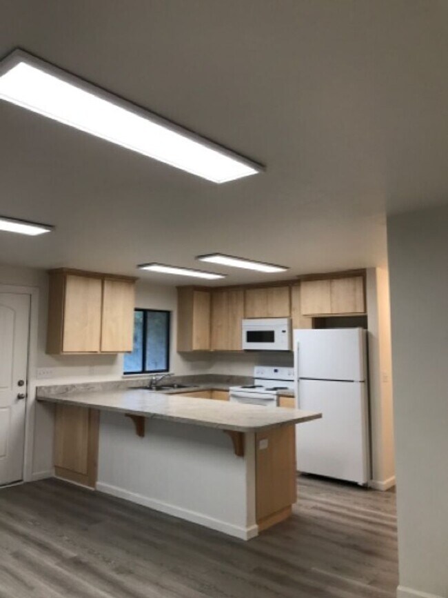 Building Photo - 747 Meadows Dr