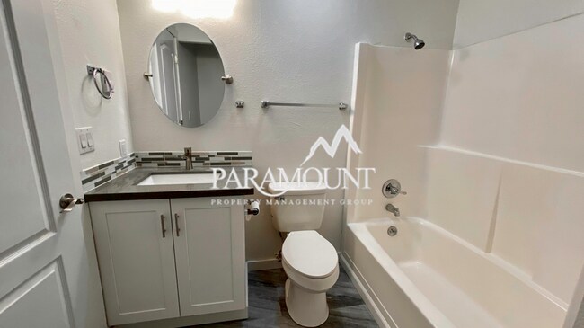 Building Photo - Bright and Modern 2 Bed with Large Bonus Room/Den!